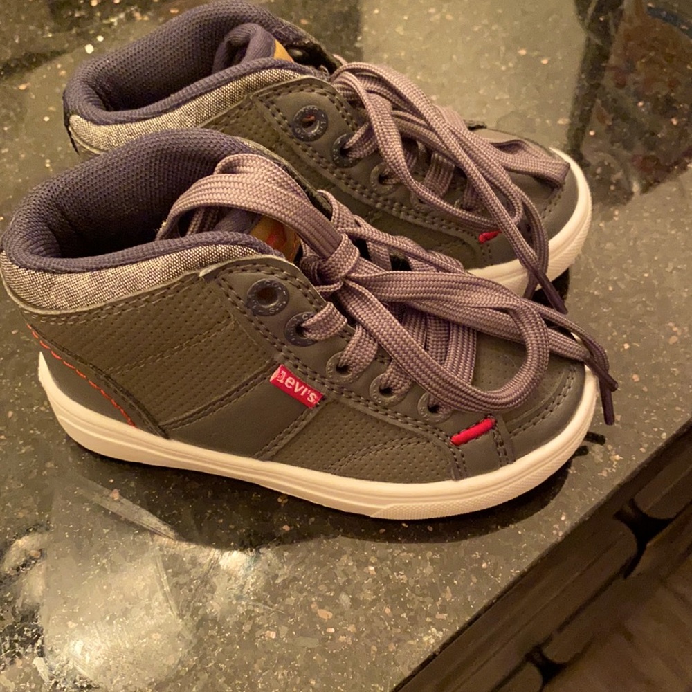 Levi’s boys shoes size 7
